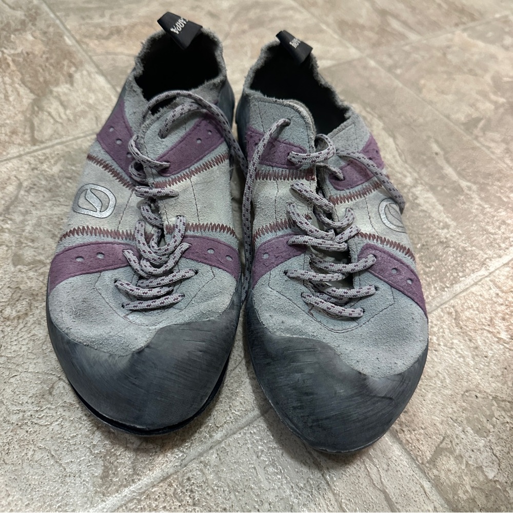 Scarpa Helix Climbing Shoes EU 40.5 W’s US 8 2/3 M’s US 7 2/3 NEED TO BE RESOLED